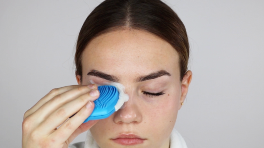 How to Wash Your Eyelids: The 4-Step Peeqing Method