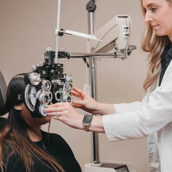woodburn-eye-center-vision-tool-with-drs-hands.webp